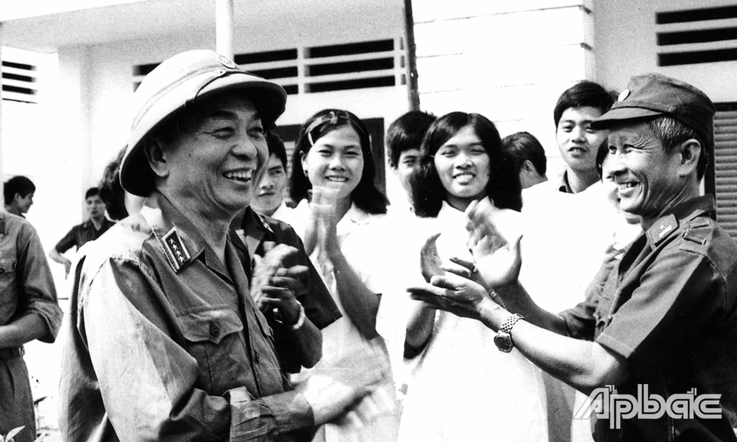 Đại tá Trần Văn Dược đón tiếp Đại tướng Võ Nguyên Giáp về thăm Trại rắn Đồng Tâm năm 1985. Ảnh: TRẦN BIỂU