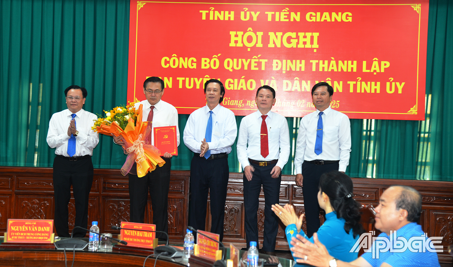 Đồng chí Nguyễn Văn Danh, Bí thư Tỉnh ủy trao quyết định thành lập Ban Tuyên giáo và Dân vận Tỉnh ủy cho lãnh đạo Ban Tuyên giáo và Dân vận Tỉnh ủy