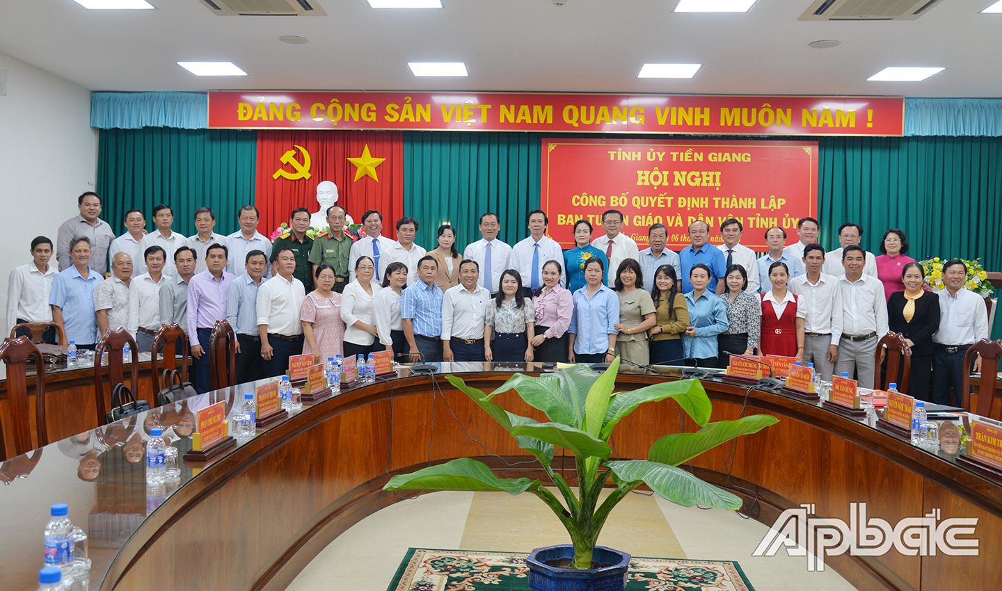 Thường trực Tỉnh ủy cùng các đồng chí ủy viên Ban thường vụ Tỉnh ủy chụp ảnh lưu niệm cùng tập thể Ban Tuyên giáo và Dân vận Tỉnh ủy