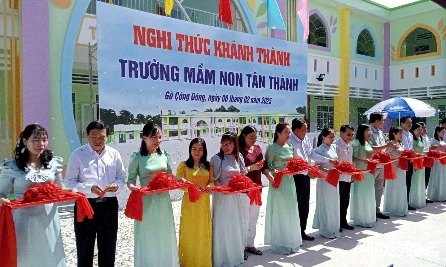 Đoàn đến tham dự nghi thức cắt băng khánh thành Trường Mầm non Tân Thành