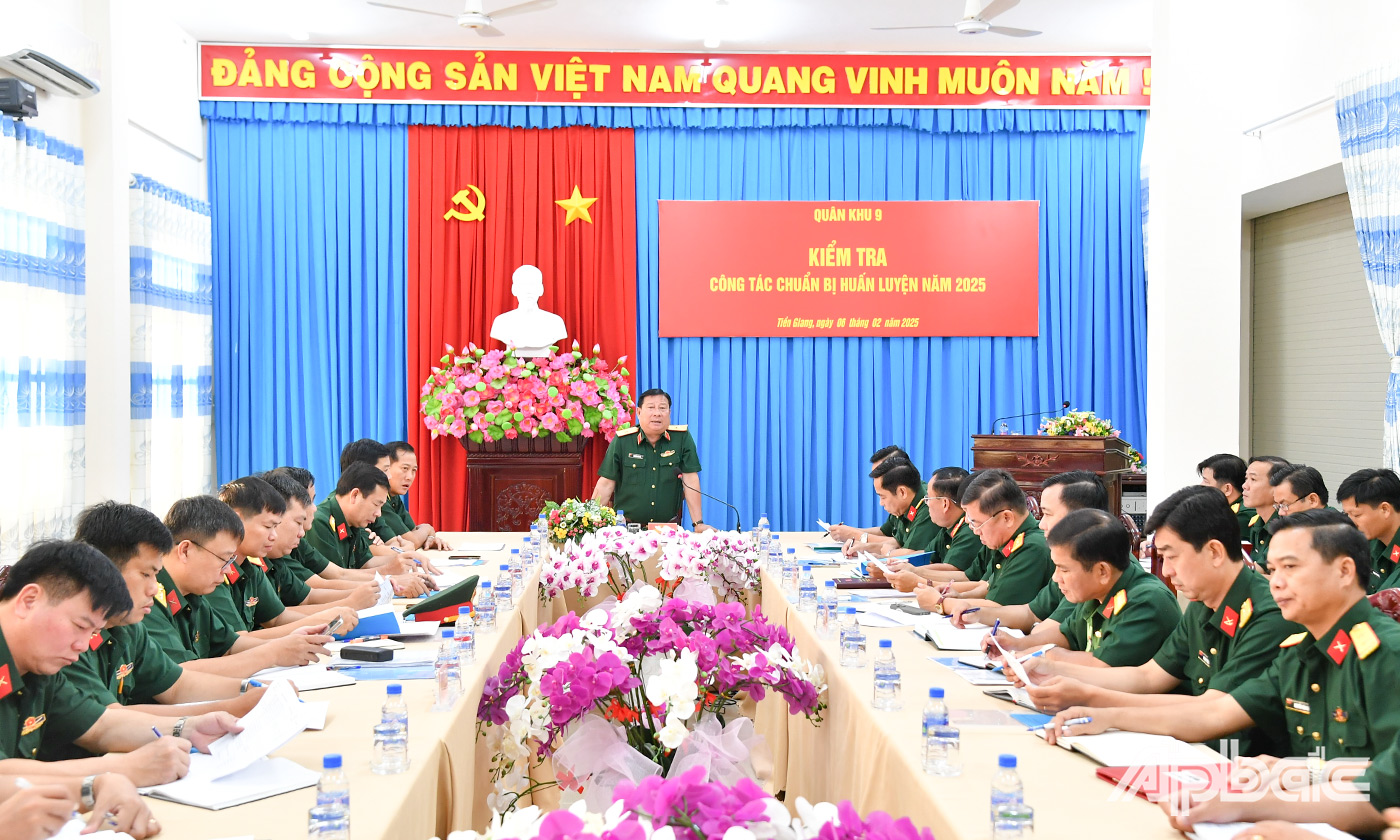 Thiếu tướng Nguyễn Văn Tiền, Phó Tư lệnh Quân khu 9, Trưởng đoàn kiểm tra phát biểu chỉ đạo.