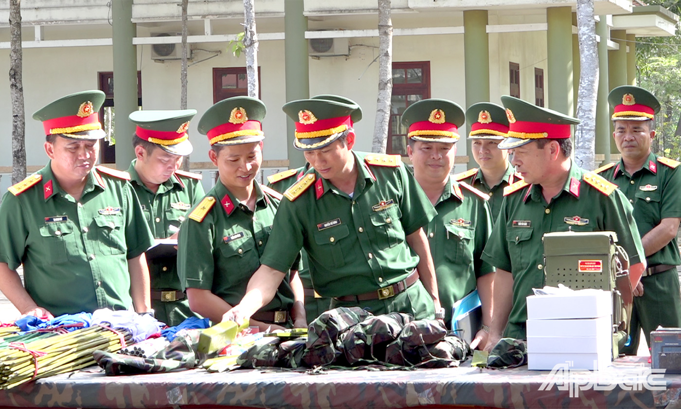  Kiểm tra mô hình học cụ huấn luyện tại Trung đoàn 924.