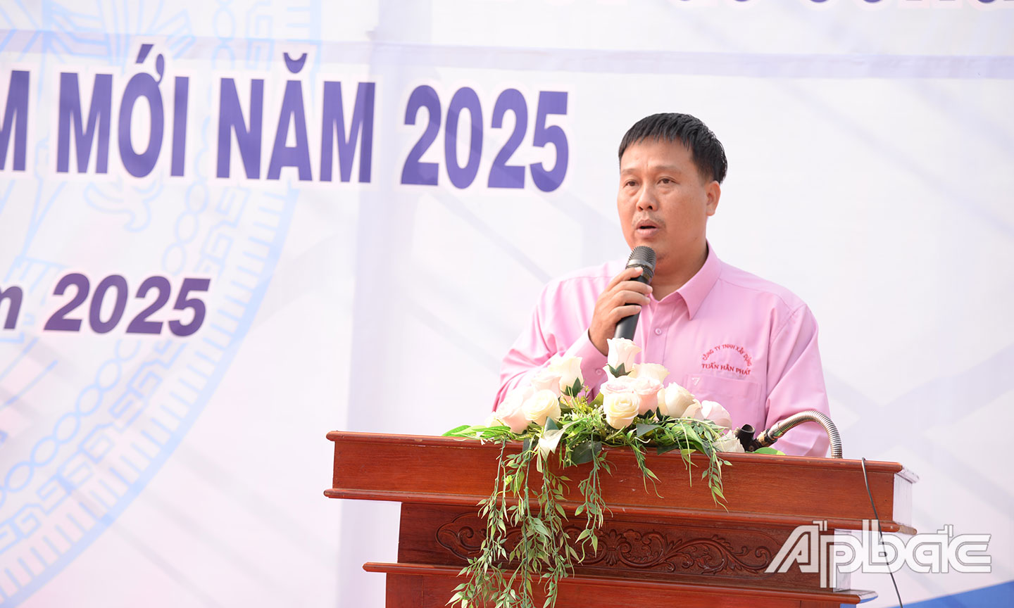 Nhà thầu thi công Khu di tích Bia lưu niệm căn cứ Tỉnh uỷ Gò Công phát biểu tại Lễ khởi công.