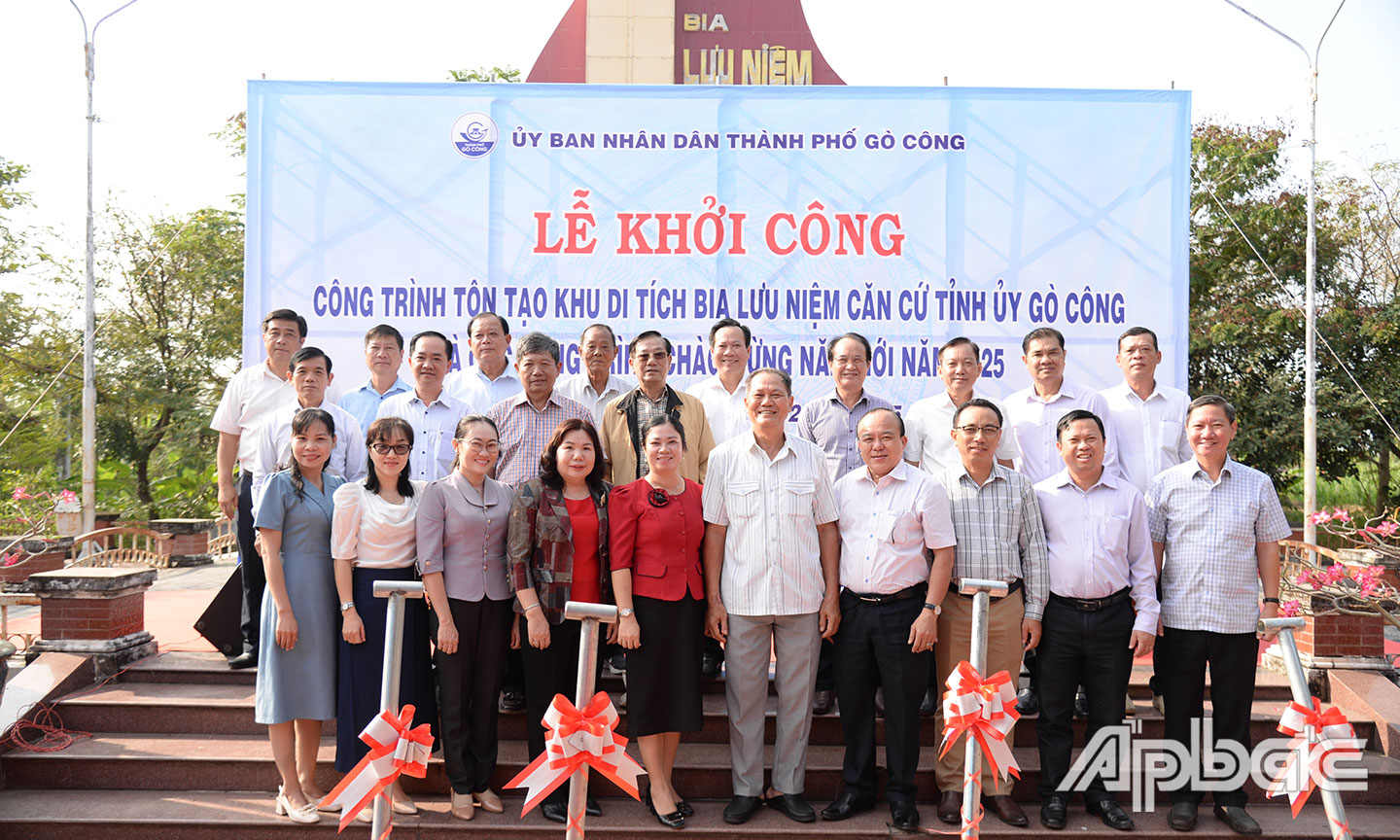 Các đại biểu chụp ảnh lưu niệm.