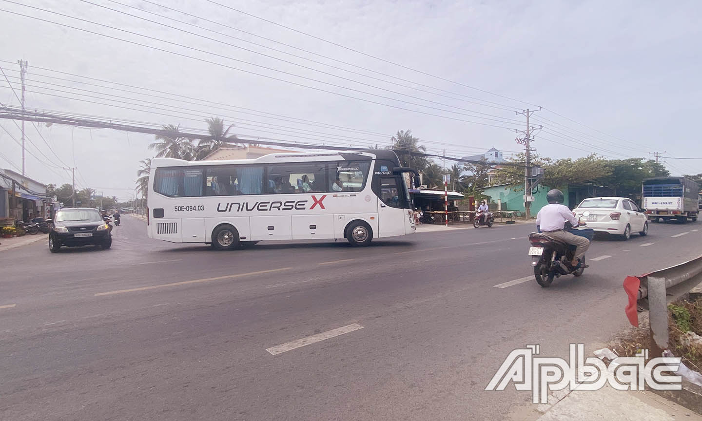 Lưu lượng các phương tiện ra vào khu vực rất lớn, đặc biệt vào dịp Lễ Tết và ngày rằm.