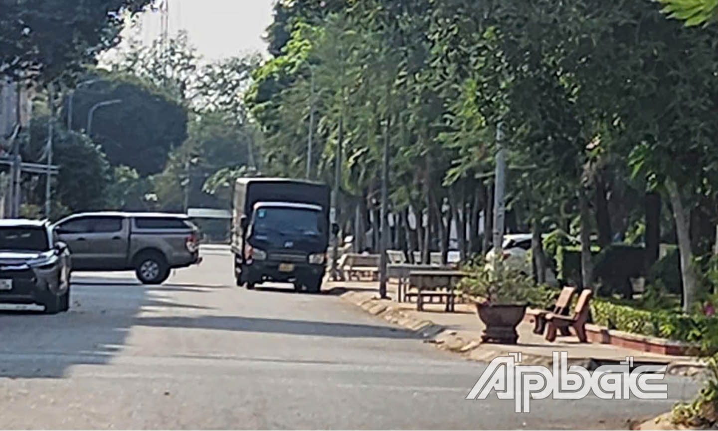 Các xe tải né kẹt xe quốc lộ 60 thường xuyên chạy vào khu dân cư.