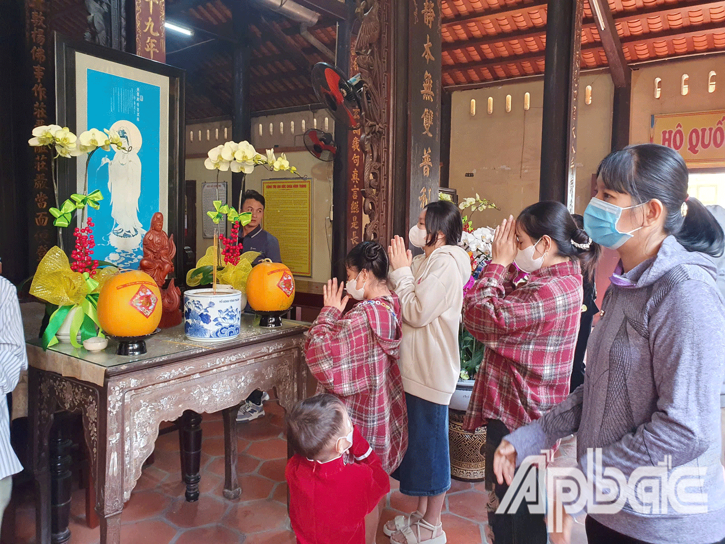 Người dân đến viếng chùa Vĩnh Tràng, TP. Mỹ Tho. 