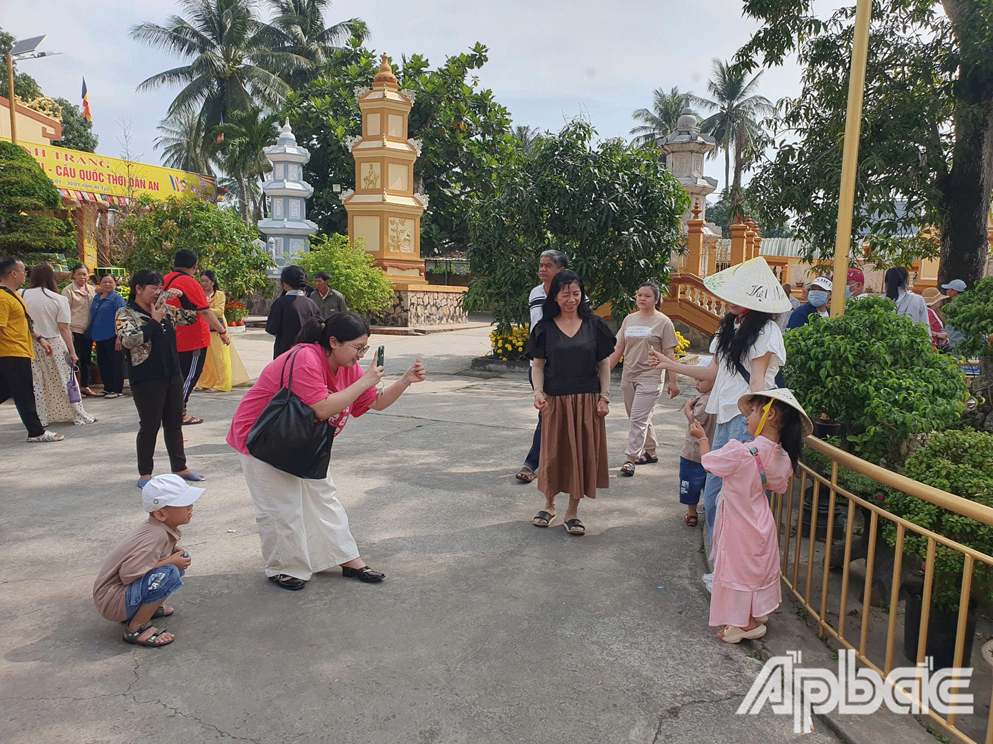 Người dân tham quan chùa Vĩnh Tràng, TP. Mỹ Tho. 