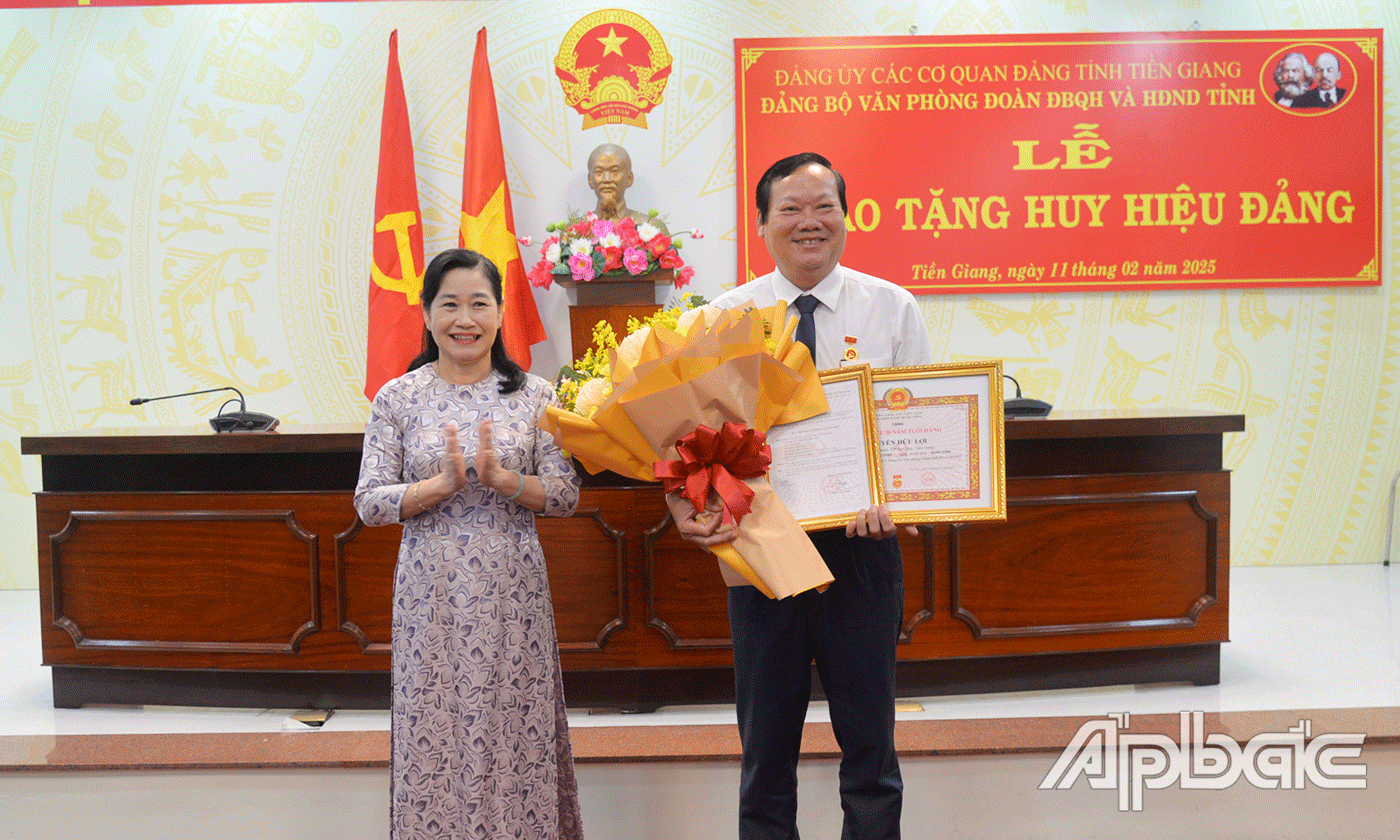 Đồng chí Châu Thị Mỹ Phương trao Huy hiệu 30 năm tuổi Đảng cho đảng viên Nguyễn Hữu Lợi