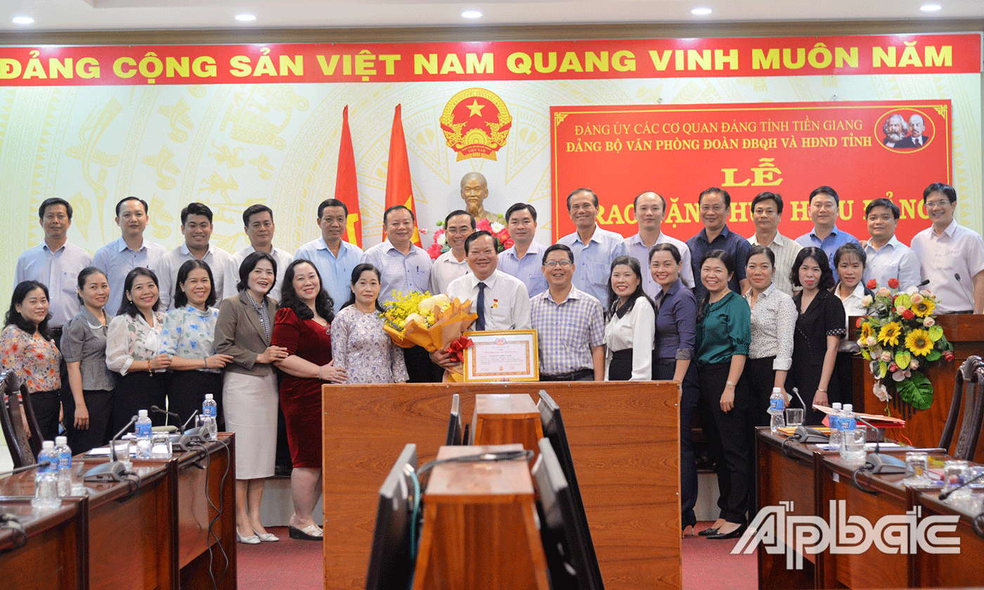 Đảng bộ Văn phòng Đoàn ĐBQH và HĐND tỉnh chụp ảnh lưu niệm cùng đồng chí Nguyễn Hữu Lợi.