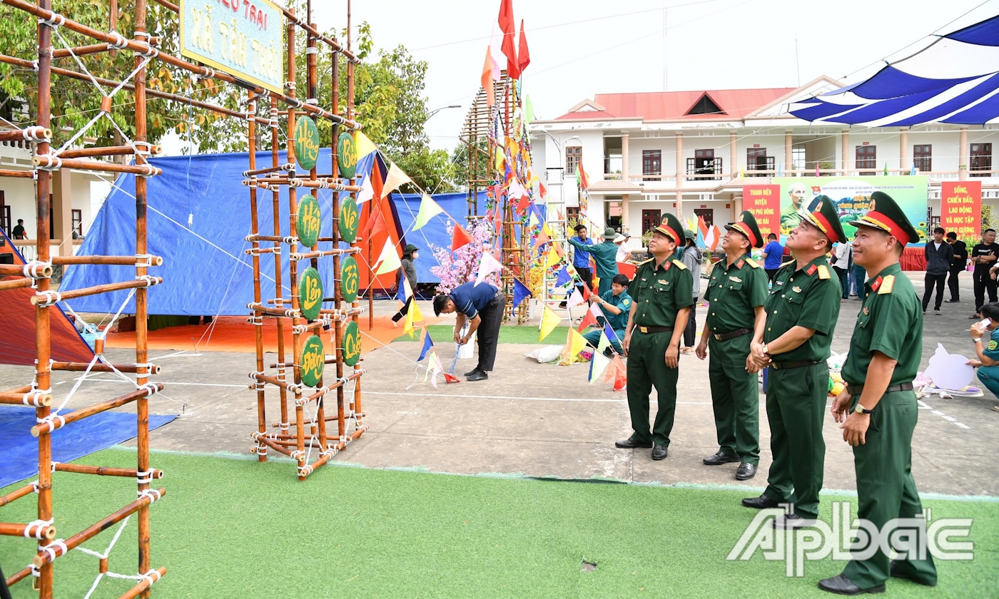 Đại tá Đoàn Minh Chiến, Chủ nhiệm Chính trị Bộ Chỉ huy Quân sự tỉnh Tiền Giang kiểm tra công tác tổ chức Hội trại tòng quân tại huyện Tân Phú Đông.