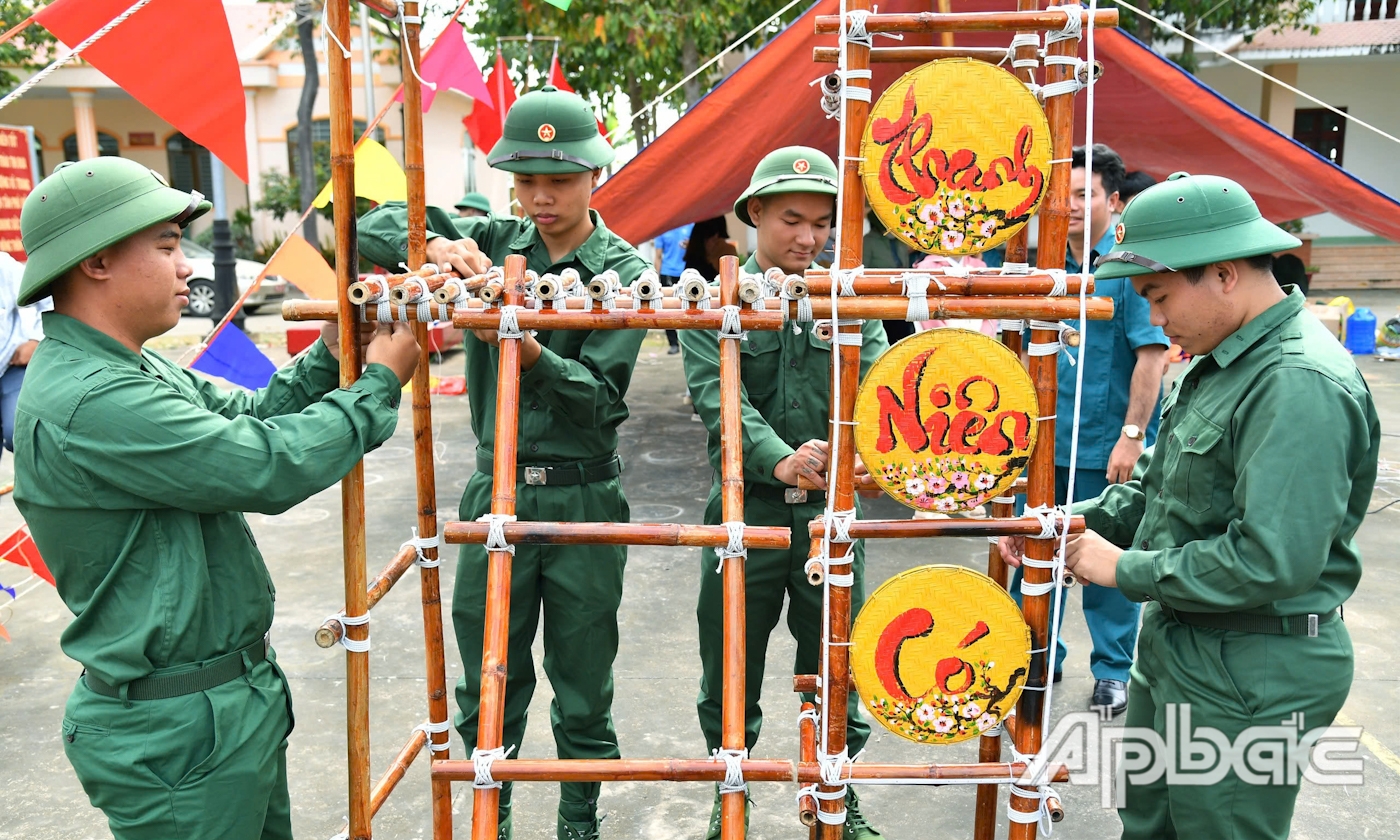 Thanh niên huyện Tân Phú Đông cùng nhau trang trí cổng trại.