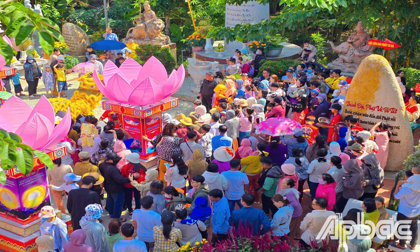 Đông đảo người dân đến chùa 