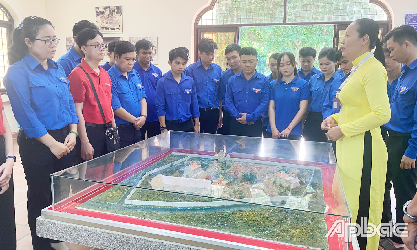 Đoàn viên thanh niên huyện Chợ Gạo tìm hiểu nền văn hóa Óc Eo tại Khu di tích khảo cổ Gò Thành.