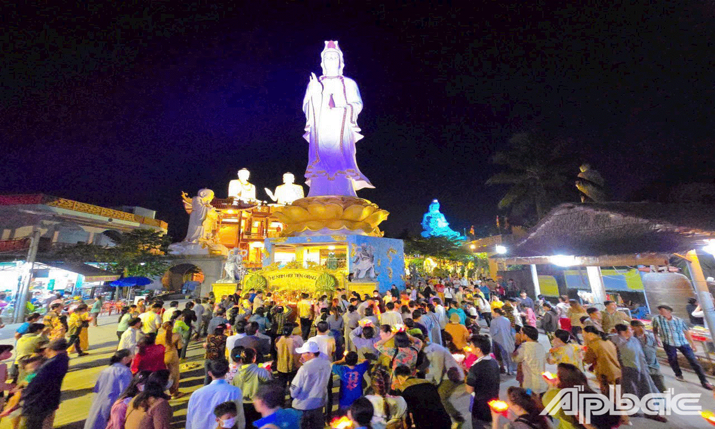 Người dân đến chùa Liên Hoa tối ngày 14 Âm lịch. 