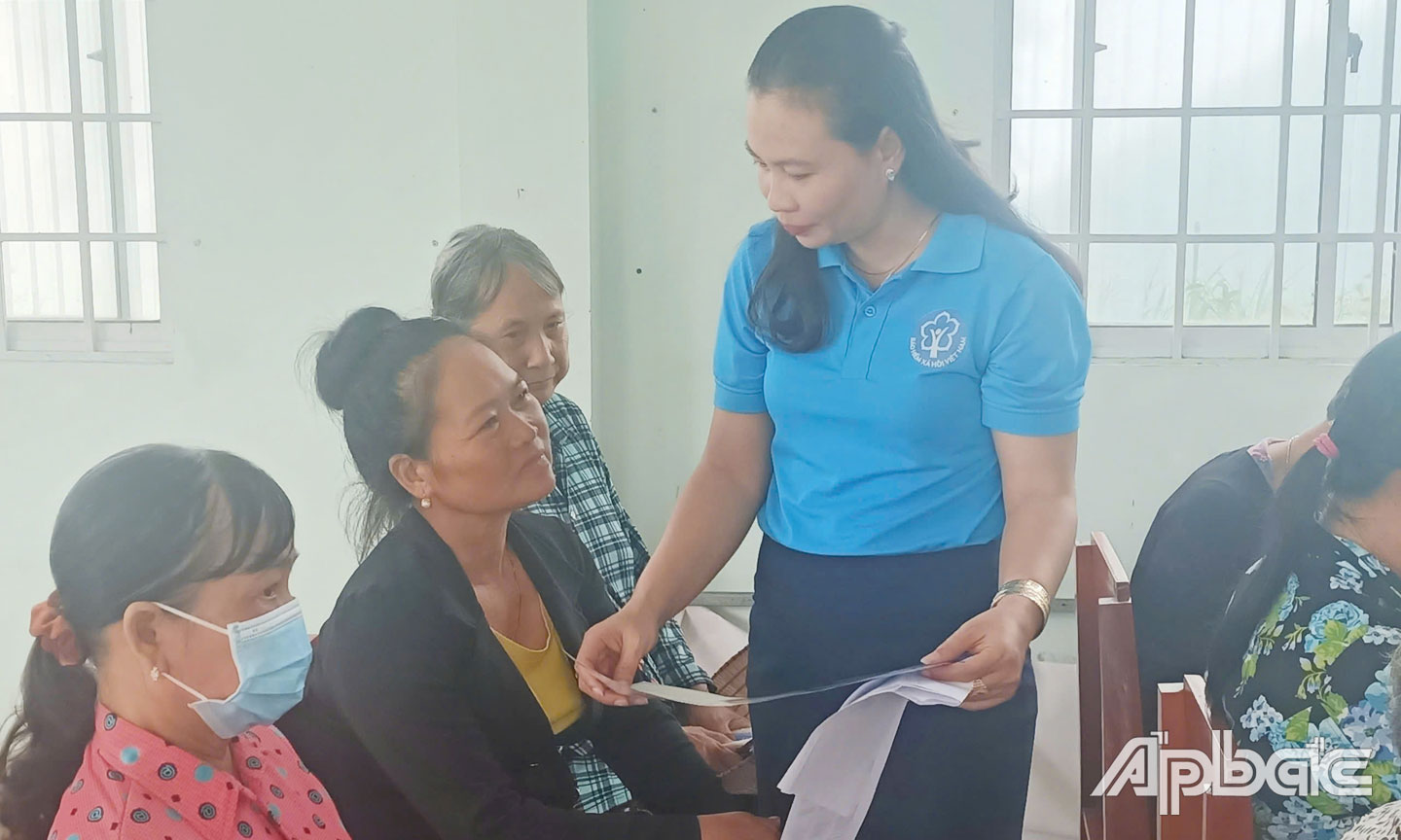 Viên chức BHXH tư vấn cho người dân về các chính sách BHXH, BHYT.