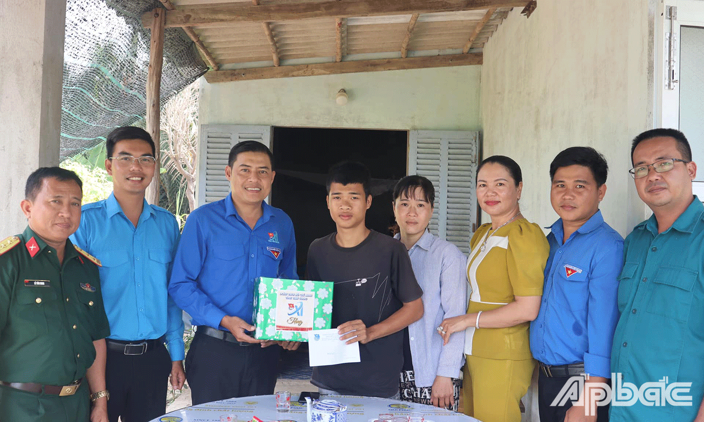 Đồng chí Nguyễn Quang Minh đến thăm hỏi, động viên thanh niên tại huyện Gò Công Đông  tự nguyện đăng ký nhập ngũ năm 2025.