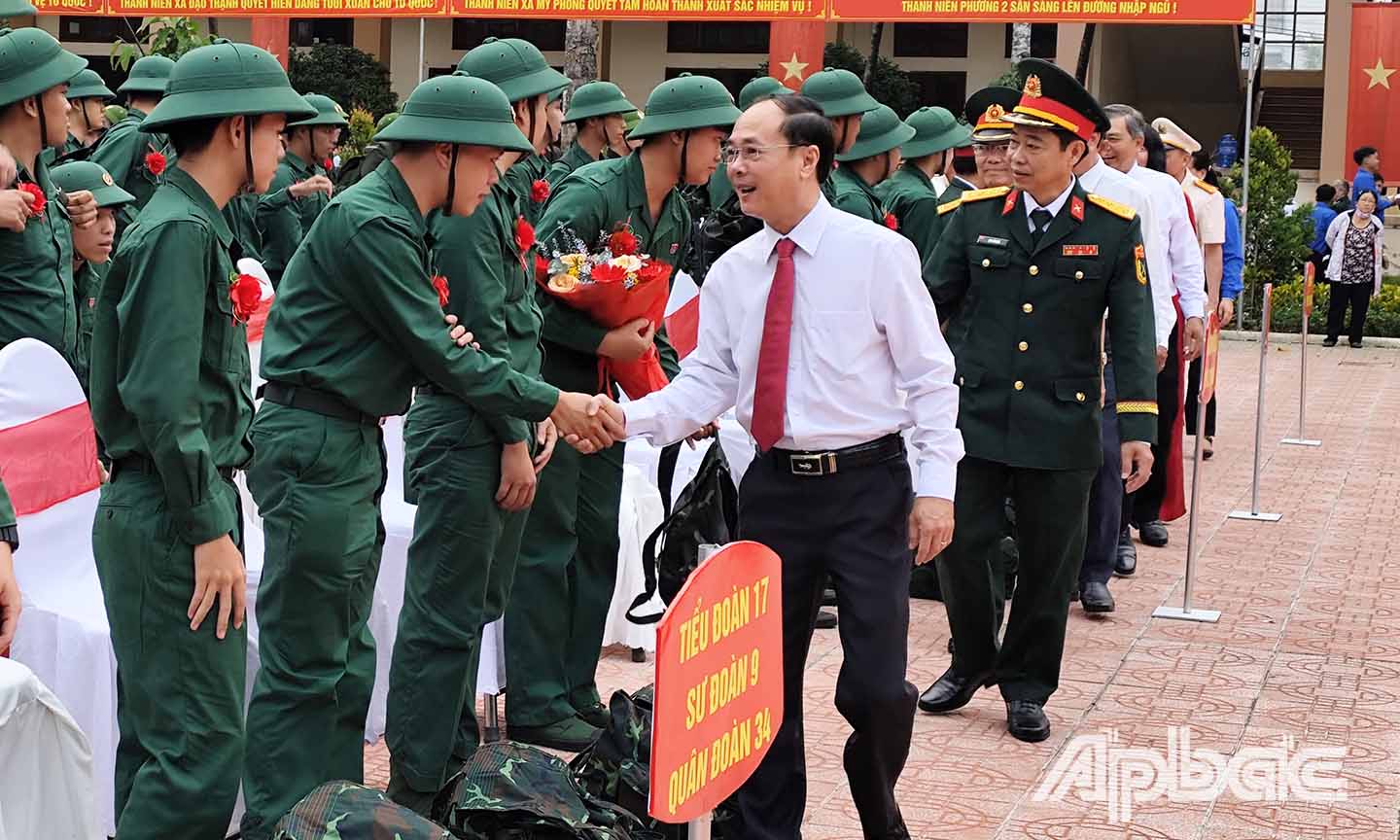 Các đồng chí lãnh đạo động viên thanh niên lên đường nhập ngũ.