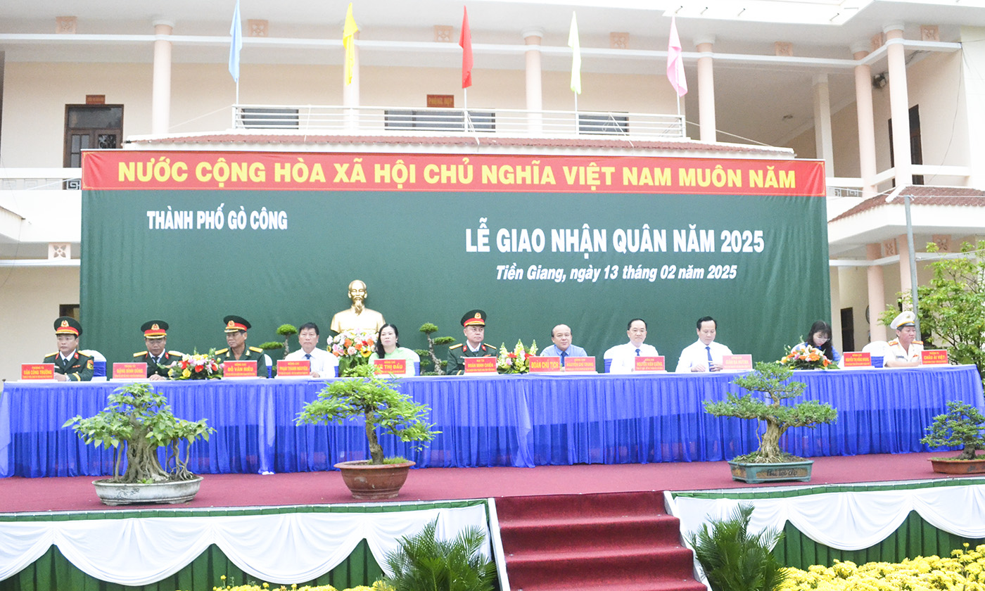 Đại biểu tham dự Lễ giao, nhận quân.