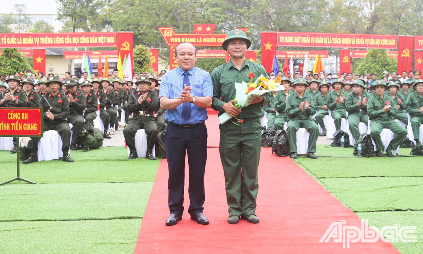 Đồng chí Nguyễn Chí Trung tăng hoa cho tân binh Huỳnh Thanh Duy (phường 1, TP. Gò Công) đại diện cho 110 thanh niên lên đường nhập ngũ.