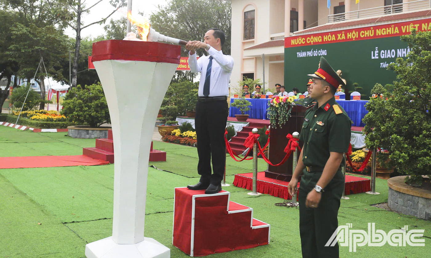 Đồng chí Nguyễn Kiêng Cường, Bí thư Thành ủy TP. Gò Công thực hiện nghi thức thấp lửa truyền thống.