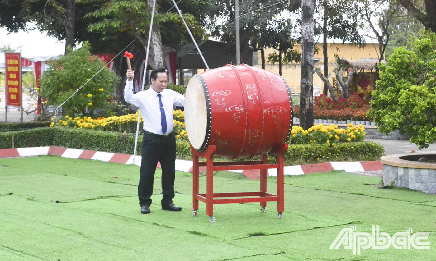 Đồng chí Giản Bá Huỳnh, Chủ tịch UBND TP. Gò Công đánh hồi trống mở Hội giao quân.