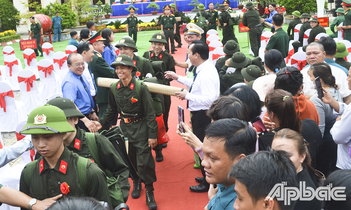 Lãnh đạo tỉnh và TP. Gò Công động viên các tân binh lên đường nhập ngũ.
