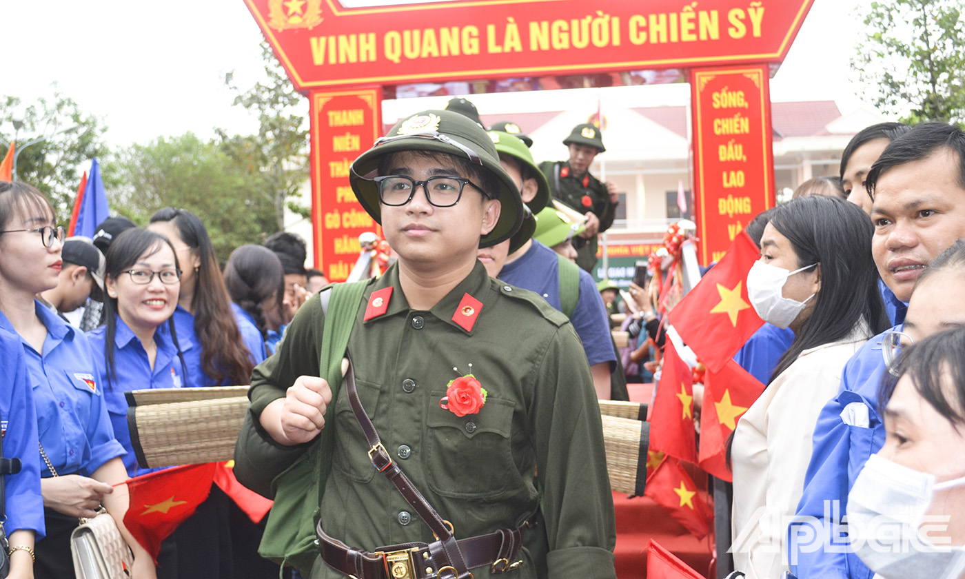 Các tân binh hăng hái lên đường nhập ngũ. 