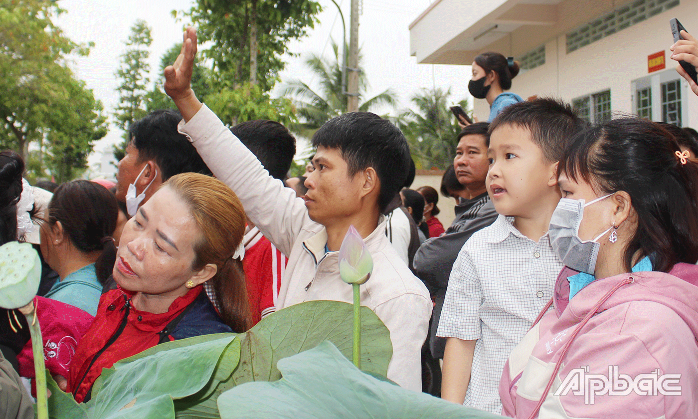 Những giọt nước mắt bịn rịn của người thân hòa cùng niềm vui của các tân binh.