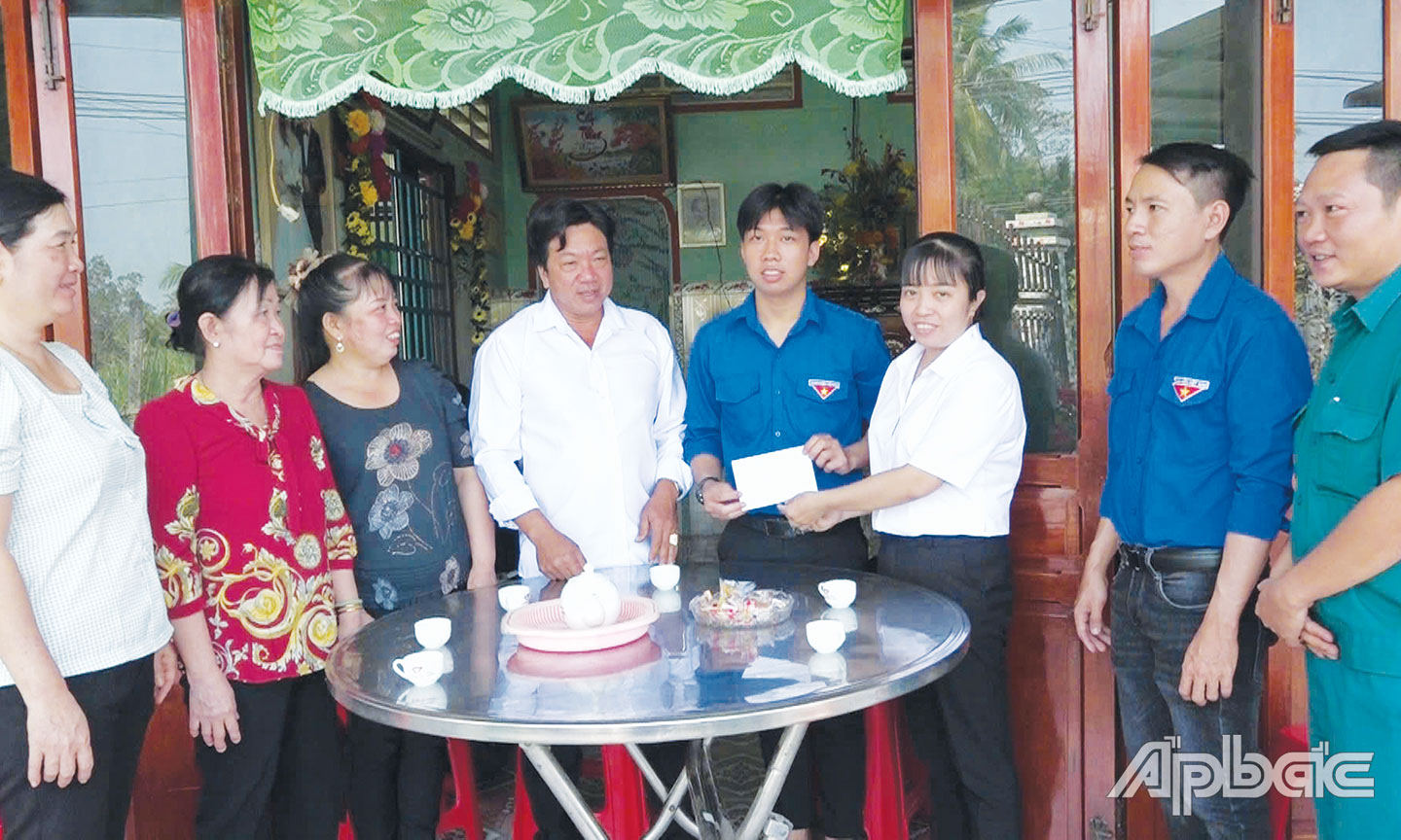 Lãnh đạo UBND xã Long Vĩnh và các đoàn thể đến thăm, động viên tân binh trước lúc lên đường nhập ngũ.