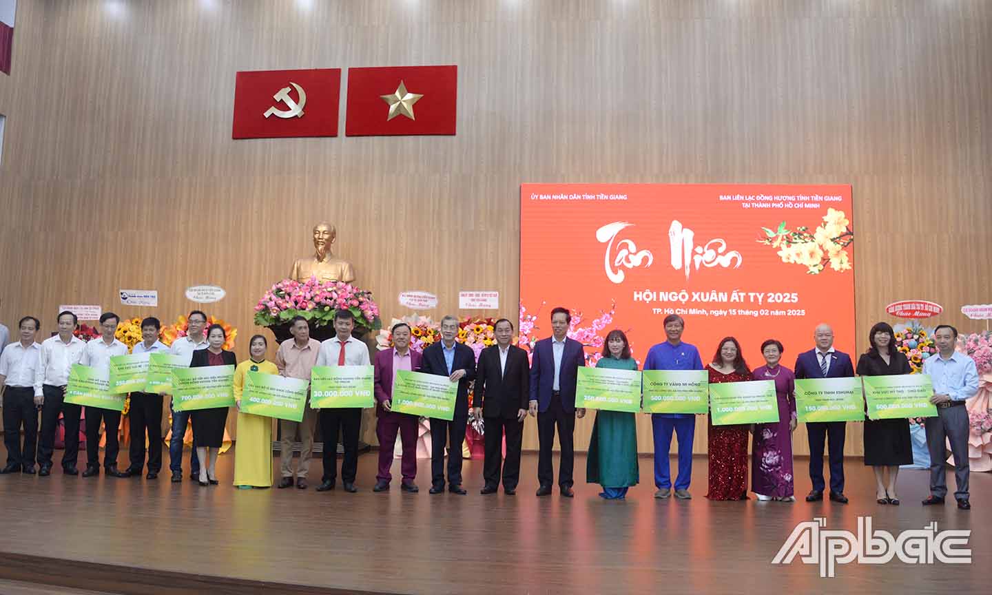 đại diện các nhóm, cá nhân, tổ chức đã trao bảng đăng ký thực hiện các chương trình hoạt động công tác xã hội tại tỉnh Tiền Giang với tổng trị giá các chương trình trên 5,7 tỷ đồng.