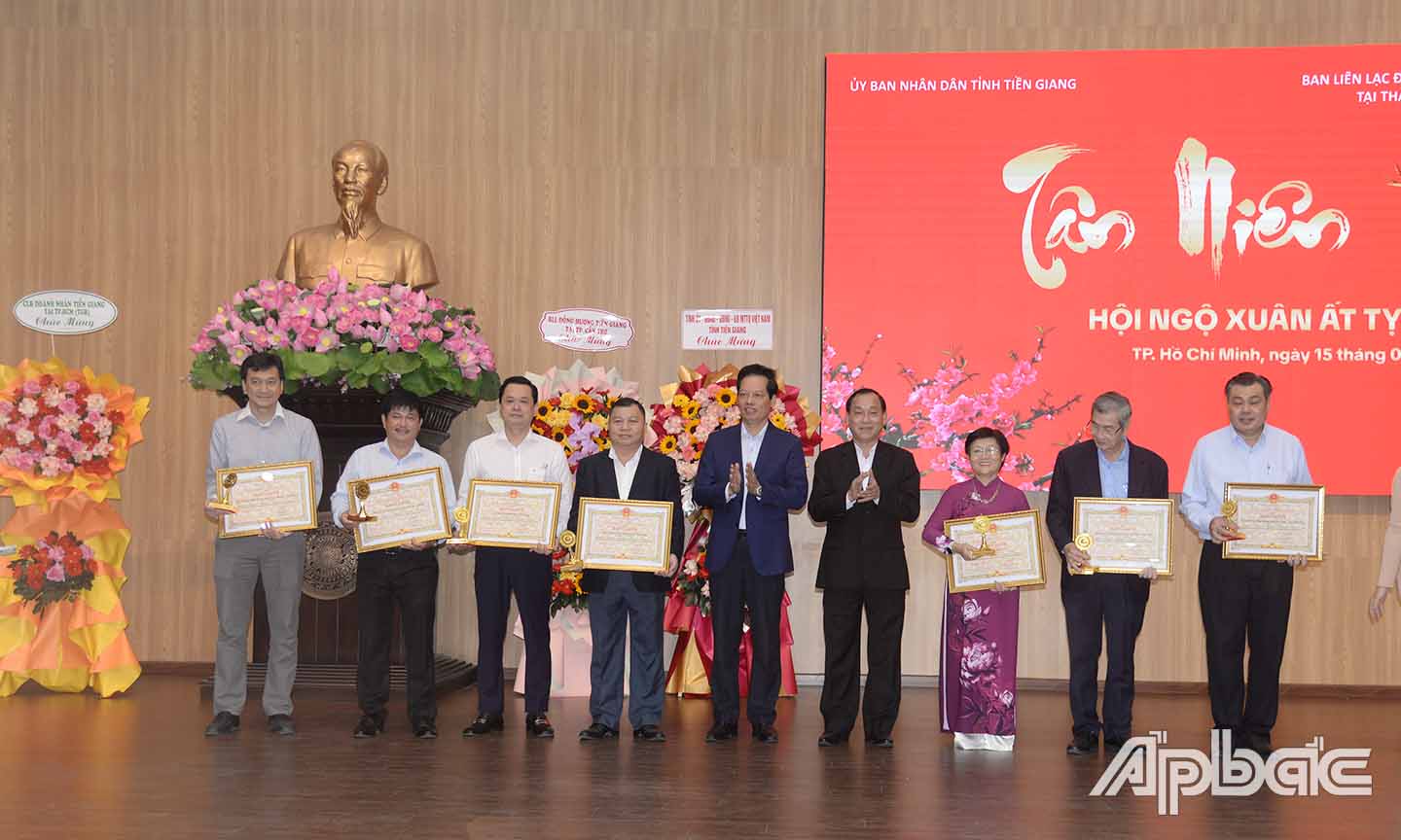 Đồng chí Nguyễn Văn Vĩnh và đồng chí Nguyễn Thành Diệu trao bằng khen của UBND tỉnh cho các tập thể có thành tích trong thực hiện công tác đồng hương.