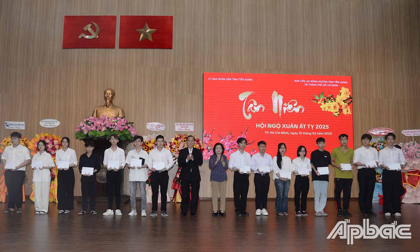 Đồng chí Trương Mỹ Hoa và đồng chí Nguyễn Văn Vĩnh trao học bổng cho sinh viên quê hương Tiền Giang đang học tập tại Thành phố Hồ Chí Minh.