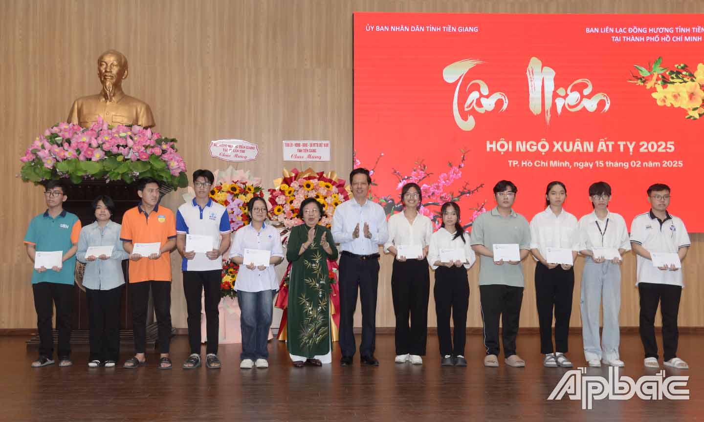 Đồng chí Nguyễn Thị Hoài Thu và đồng chí Nguyễn Thành Diệu trao học bổng cho sinh viên quê hương Tiền Giang đang học tập tại Thành phố Hồ Chí Minh.