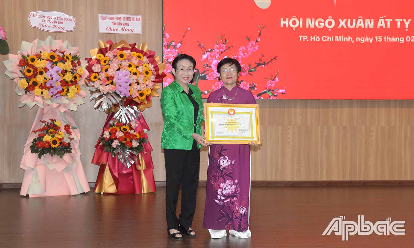 Phó Giáo sư, Tiến sĩ Trương Thị Hiền trao bằng khen của Hội Khuyến học Việt Nam cho Hội Khuyến học tỉnh Tiền Giang.