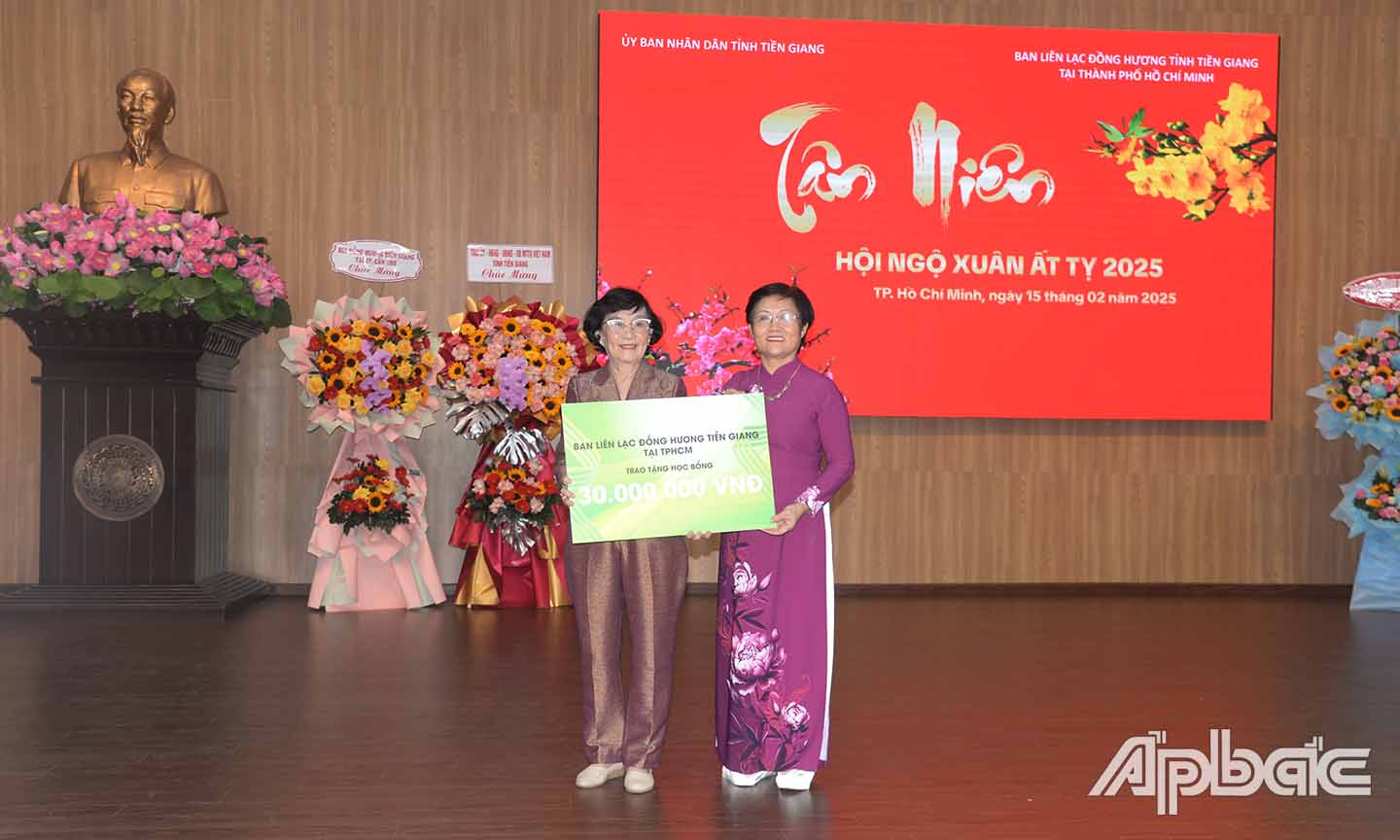 Ban Liên lạc Đồng hương Tiền Giang tại TP. Hồ Chí Minh trao bảng tượng trưng học bổng trị giá 30 triệu đồng cho Hội Khuyến học Tiền Giang.