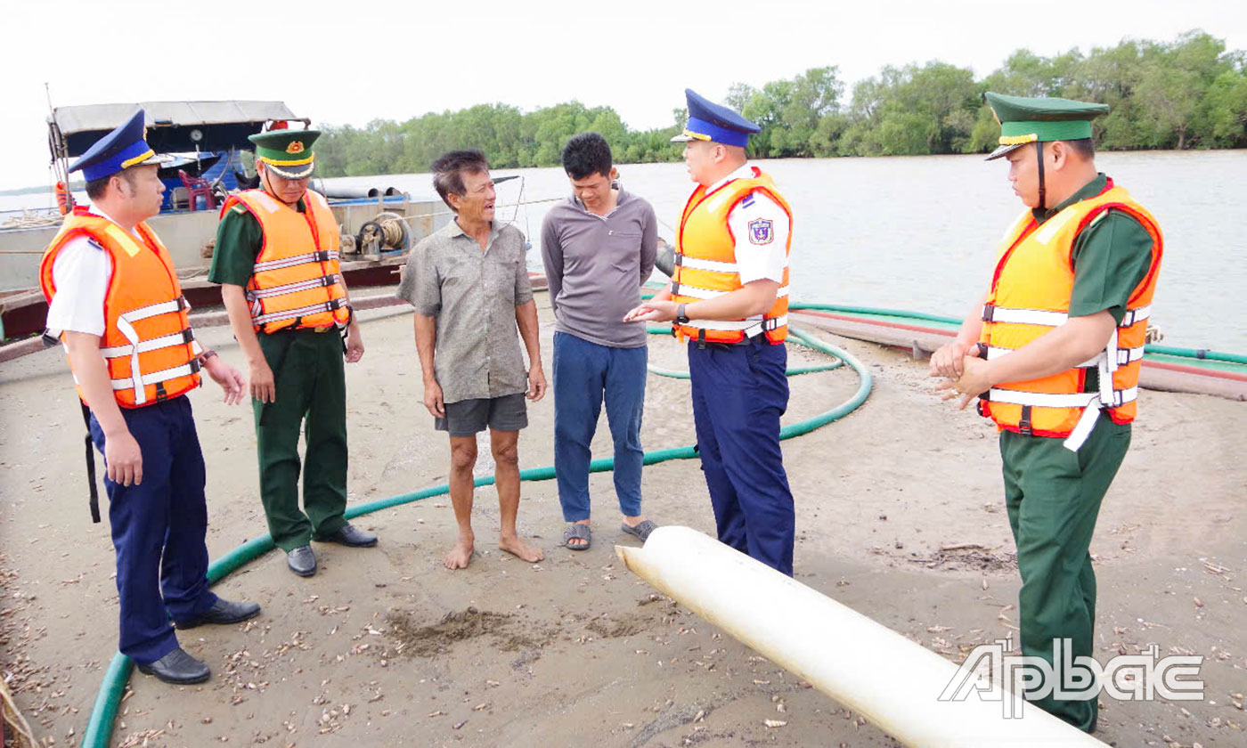 Lực lượng chức năng kiểm tra hàng hóa trên tàu BTr-7570.