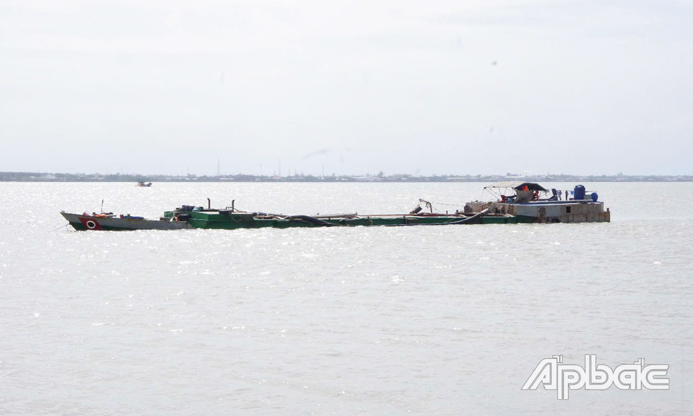 Tàu BTr-7570 đang được đưa về Trạm Kiểm Soát biên phòng của Đồn Biên phòng Phú Tân để tiếp tục điều tra, xử lý theo quy định của pháp luật.