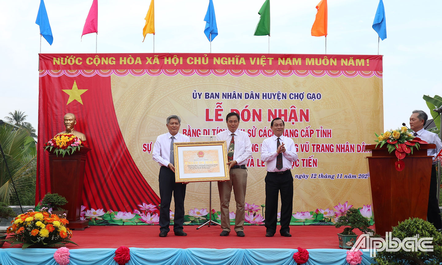 Đồng chí Nguyễn Văn Vĩnh, Phó Bí thư Tỉnh ủy, Chủ tịch UBND tỉnh Tiền Giang trao Bằng di tích lịch sử cách mạng cấp tỉnh sự kiện 2 nữ Anh hùng LLVTND Lê Thị Lệ Chi và Lê Thị Ngọc Tiến hy sinh tại xã Hòa Định.