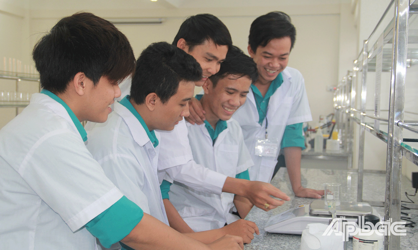 Sinh viên Trường  Đại học Tiền Giang trong giờ thực hành. 