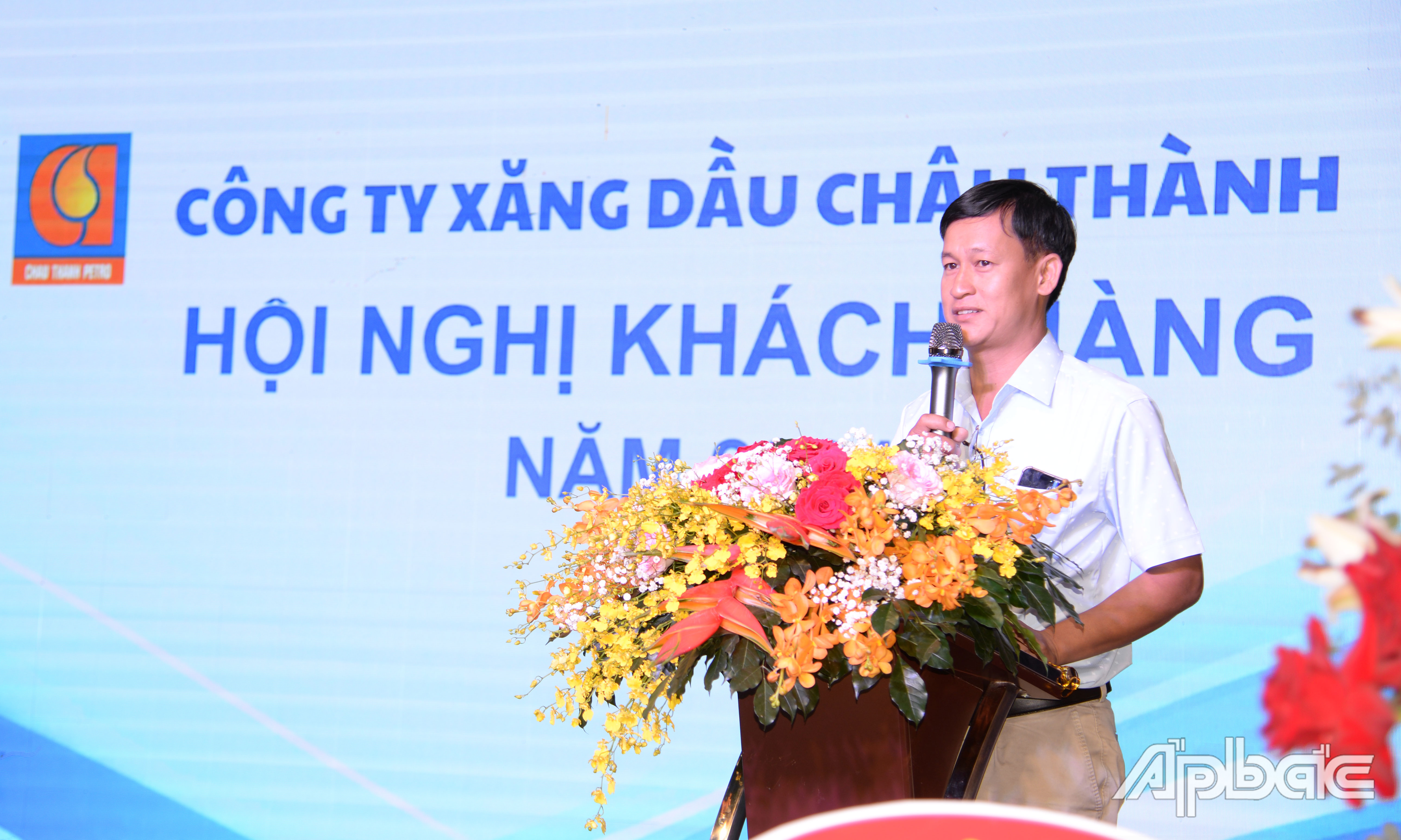 Các khách hàng của Công ty TNHH TMDV Xăng dầu Châu Thành phát biểu ý kiến tại hội nghị.