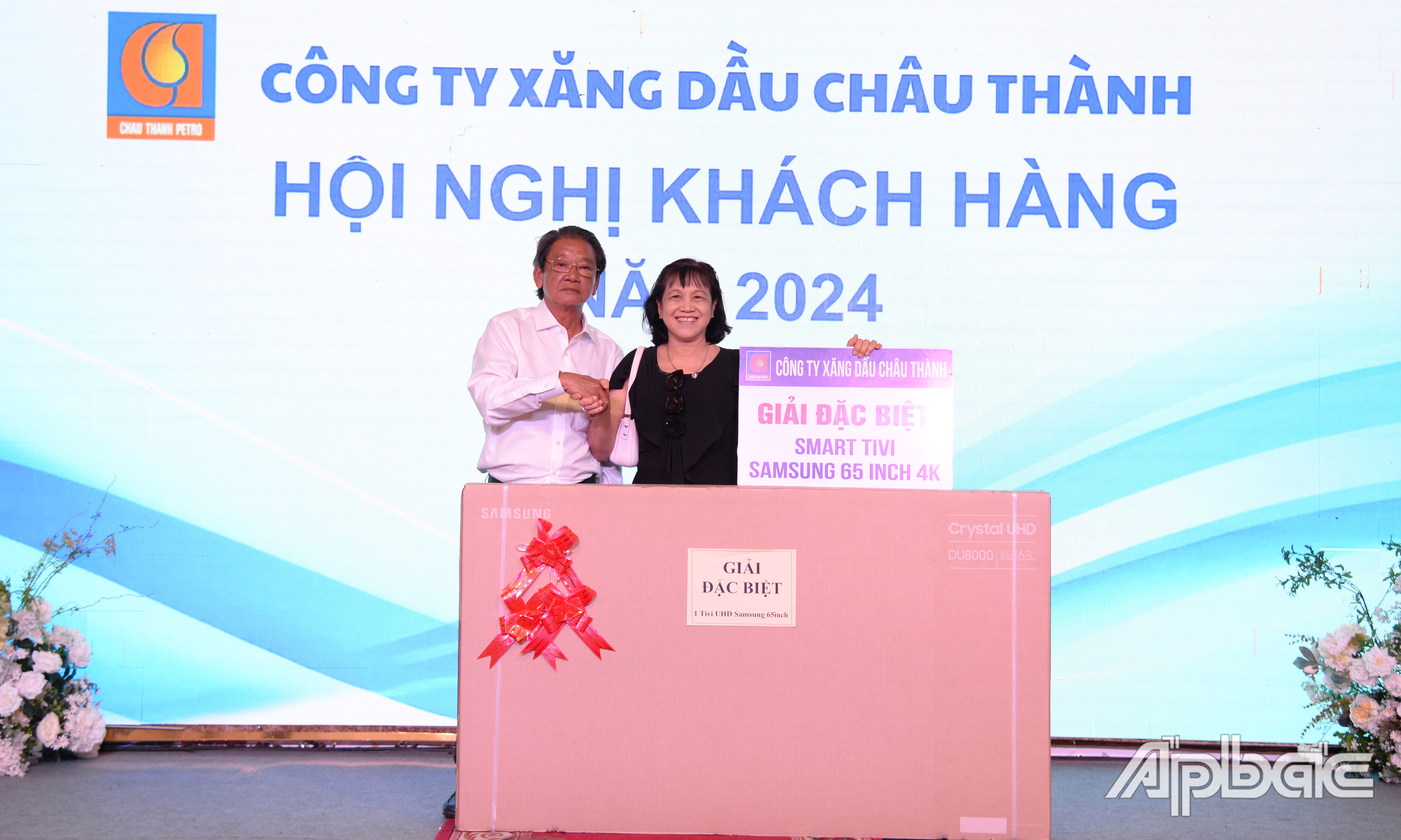 Trao giải Đặc biệt cho đại lý trúng thưởng.