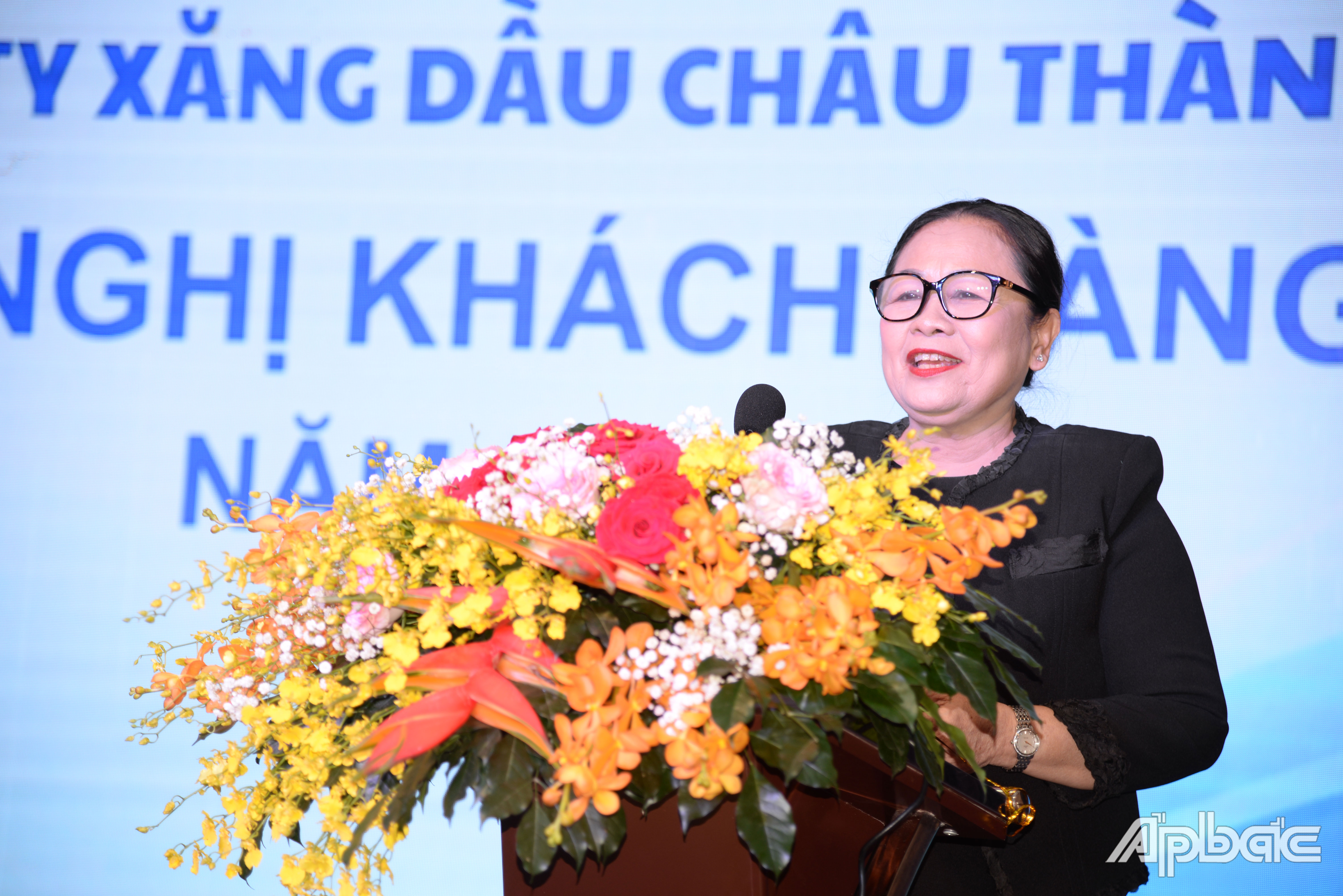 Bà Phạm Cẩm Thuý, Giám đốc Công ty TNHH TMDV Xăng dầu Châu Thành giải đáp ý kiến của các khách hàng.