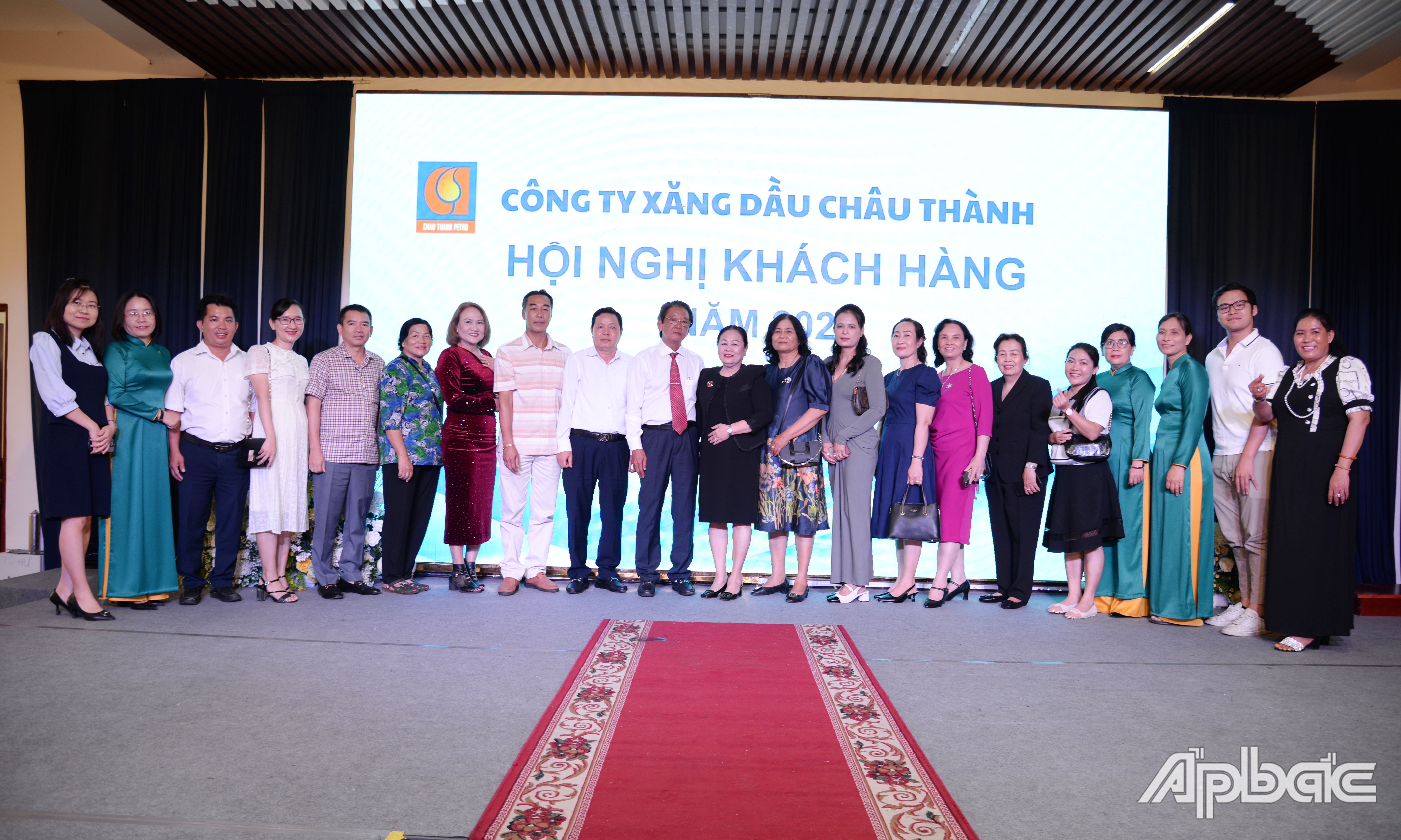 Ban lãnh đạo Công ty TNHH TMDV Xăng dầu Châu Thành chụp ảnh lưu niệm cùng các đối tác, khách hàng.