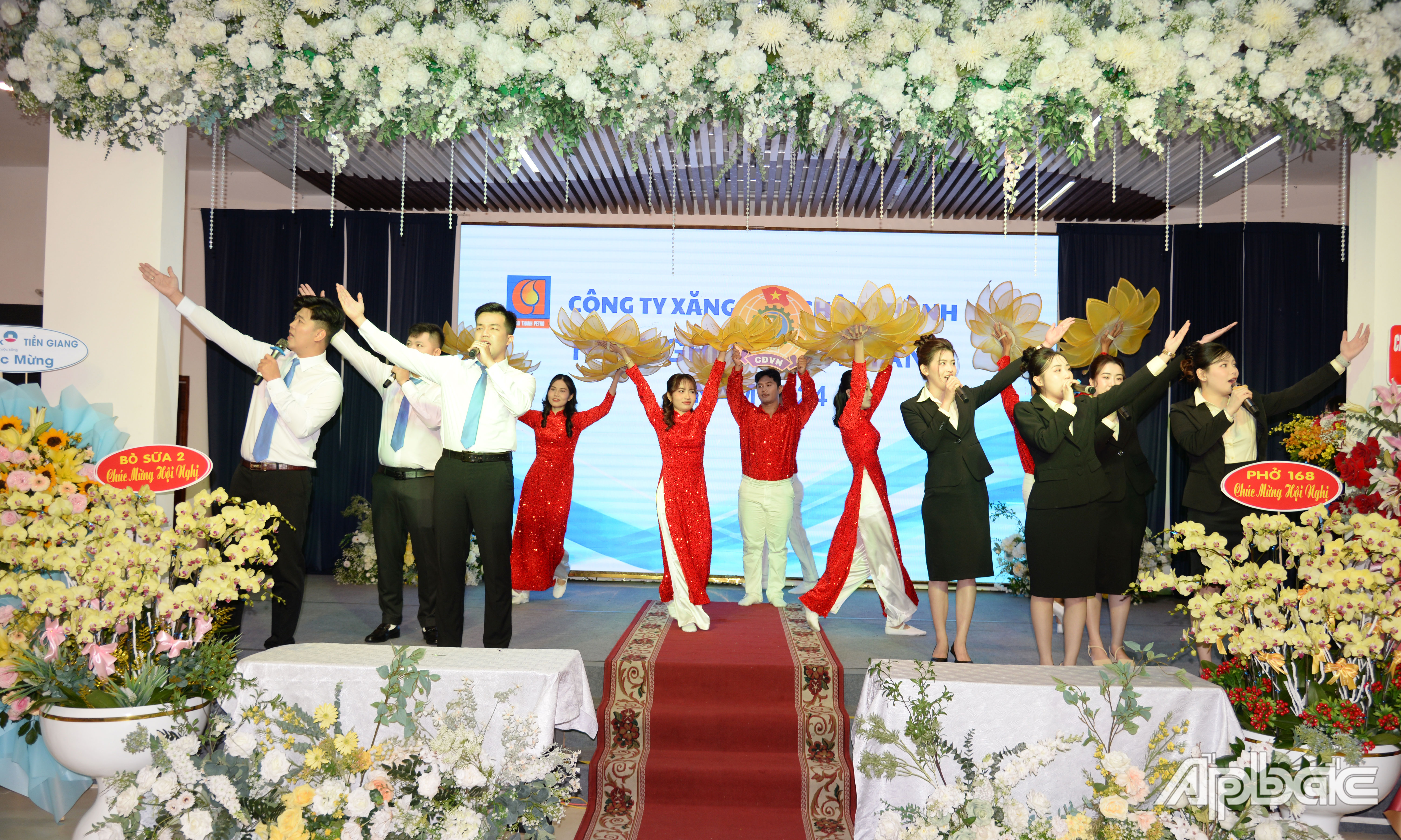 Biểu diễn các tiết mục văn nghệ tại hội nghị.