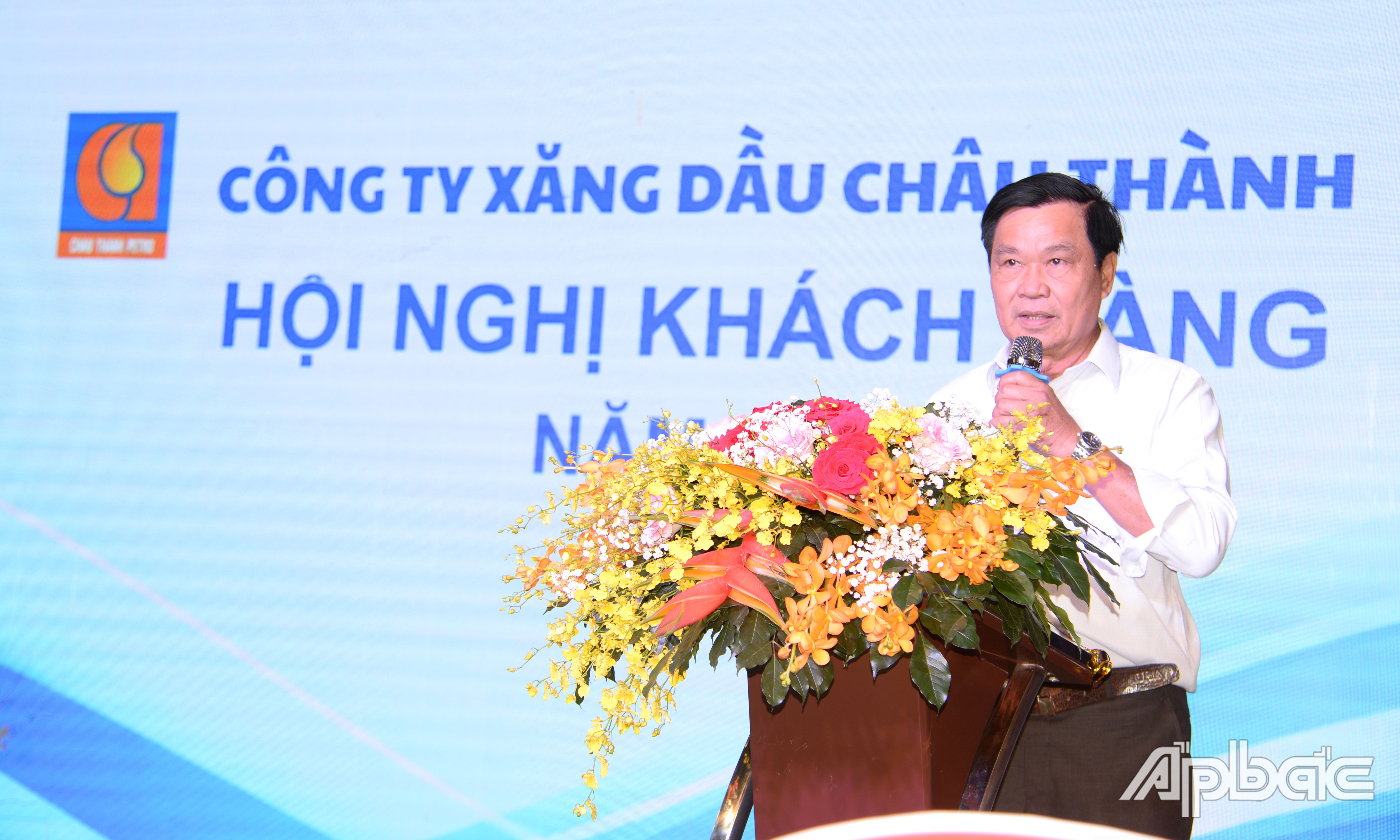 Các khách hàng của Công ty TNHH TMDV Xăng dầu Châu Thành phát biểu ý kiến tại hội nghị.