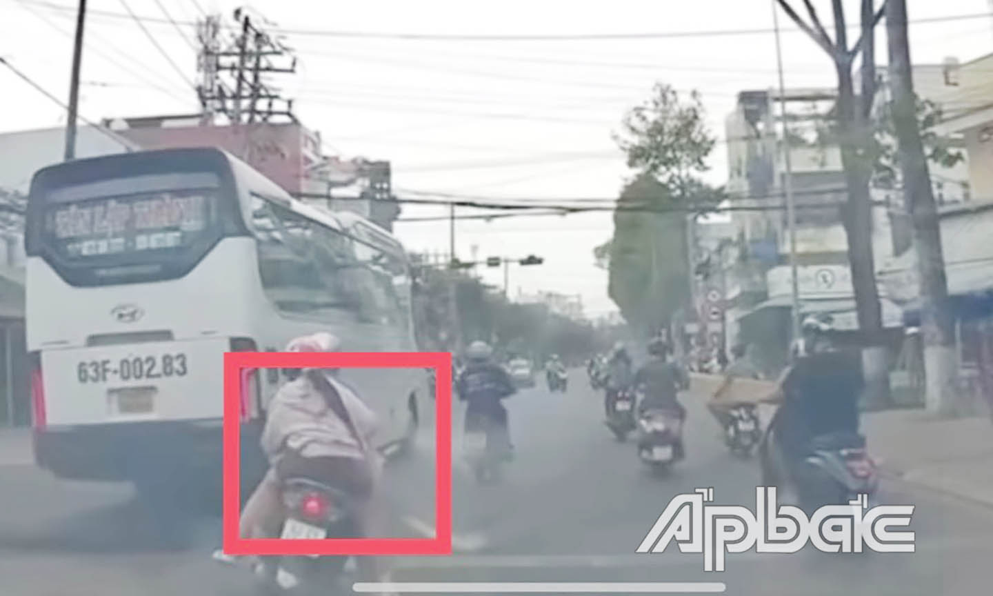 Xe máy gặp nguy hiểm do tài xế xe khách vượt ẩu. Ảnh cắt từ clip xe ô tô.