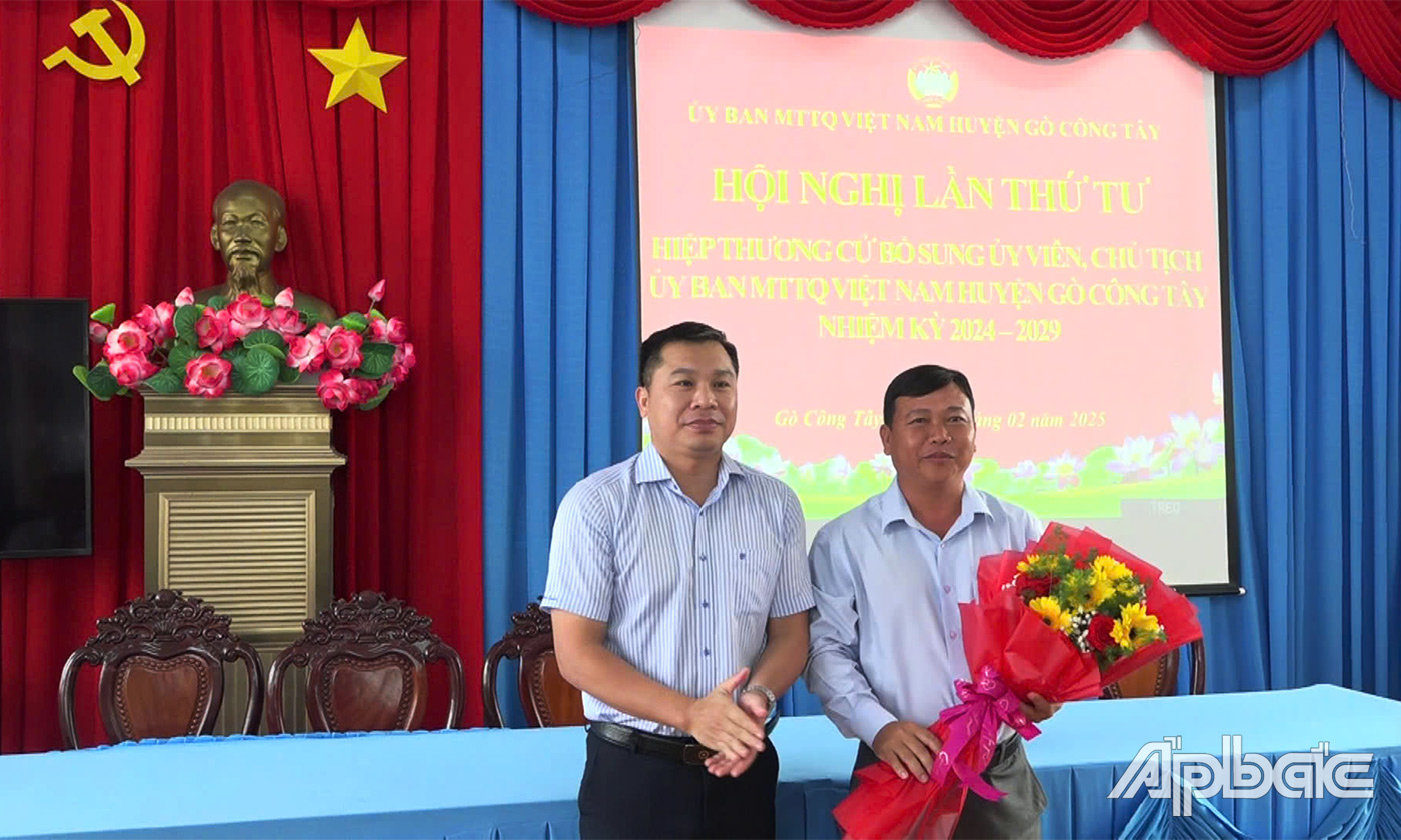 Đồng chí Trần Quốc Bình chúc mừng đồng chí Võ Ngọc Tân