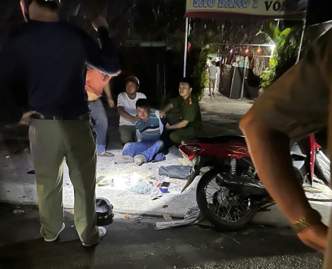 Đối tượng Đỗ Tuấn Anh, bị khống chế ngồi giữa.