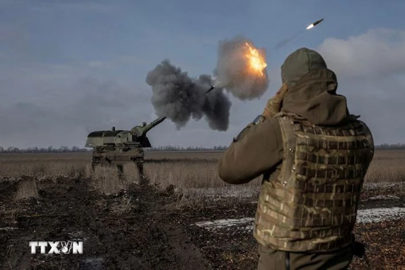 Binh sỹ Ukraine bắn lựu pháo bọc thép 2000 trong cuộc xung đột với Nga gần Bahmut, vùng Donetsk. Ảnh: Reuters/TTXVN
